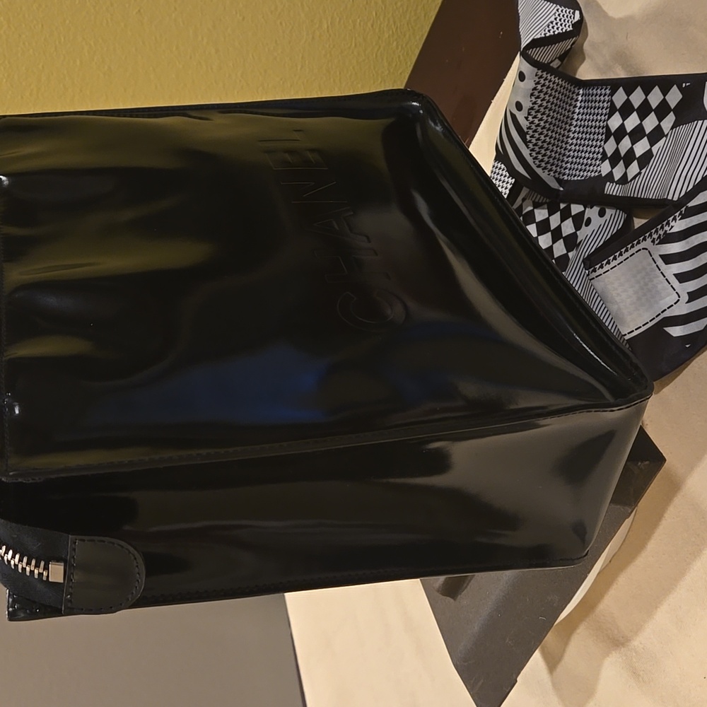 CHANEL PATENT LEATHER TOTE - Picture 7 of 17